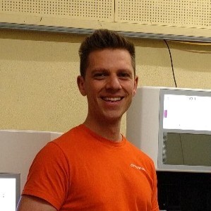 Das Bild zeigt Paul Eichinger in einem orangenen T-Shirt