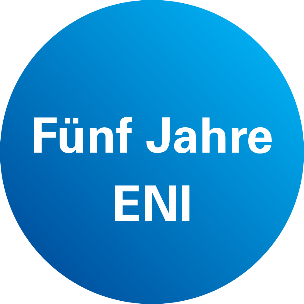 Weiße Schrift auf blauem Hintergrund: Fünf Jahre ENI