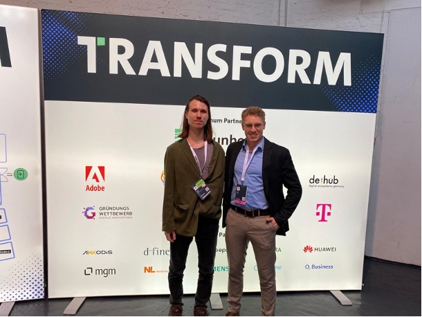 Das Bild zeigt zwei junge Männer. Sie sind das Gründerteam des Startups Brifle