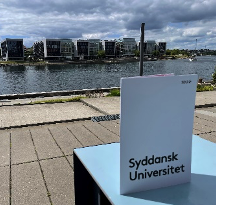 Uni-Schriftzug vor Skyline