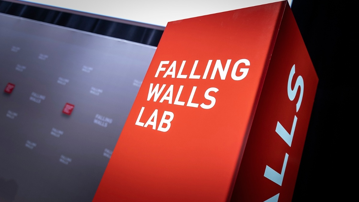 Rote Box auf der in weißen Buchstaben "Falling Walls Lab" steht.