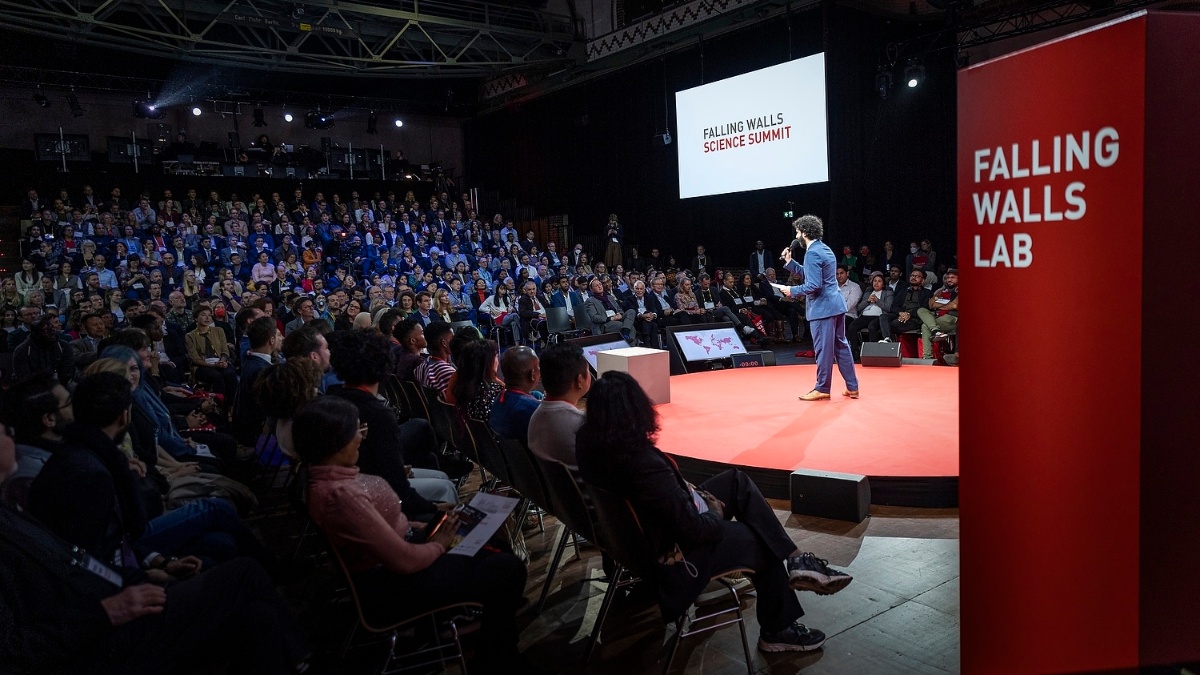 Participant on stage at the Falling Walls Lab 2023.