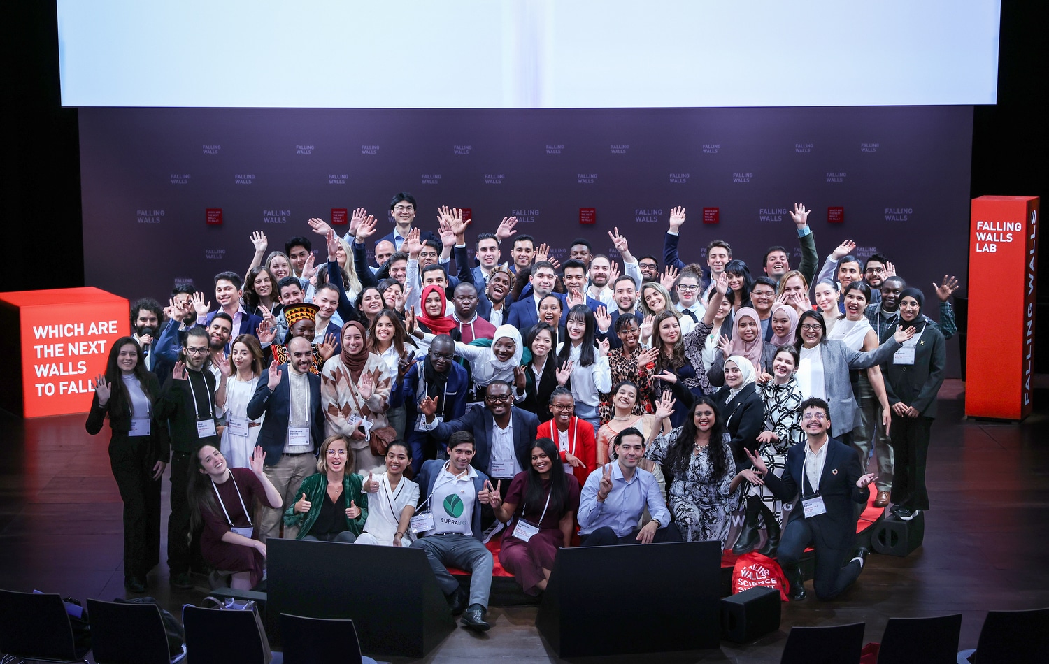 Gruppenfoto aller Teilnehmenden des Labs beim Falling Walls Science Summit 2023.