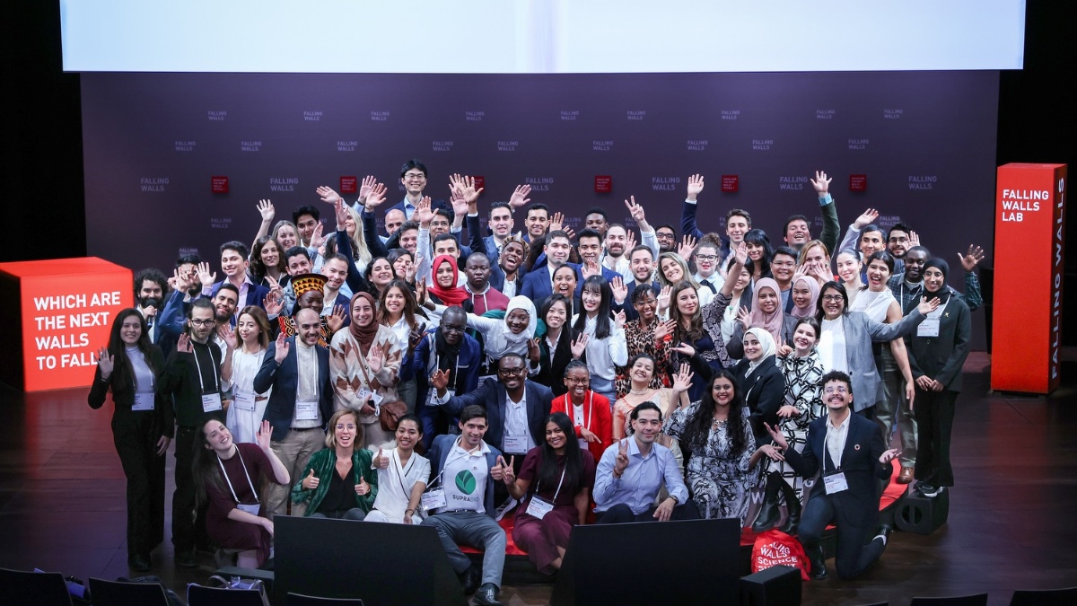 Group photo of all lab participants at the Falling Walls Science Summit 2023.