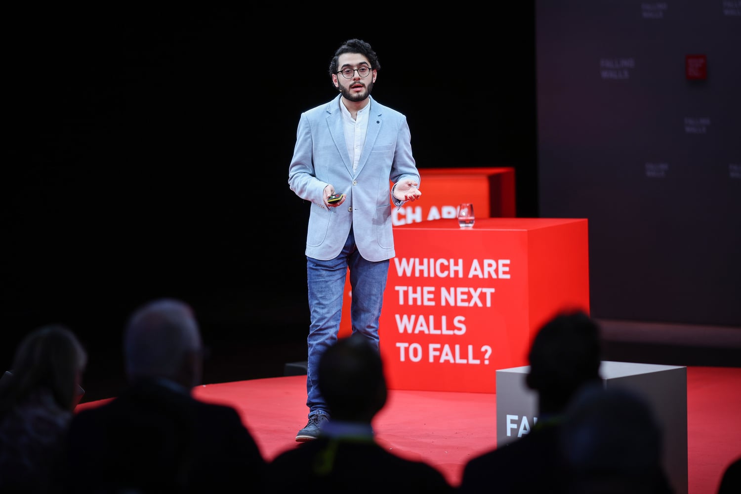Teilnehmer am Falling Walls Science Summit auf der Bühne.
